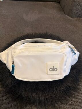Alo YOGA Ivory Waist Bag / Fanny Pack